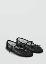 Zapato tipo bailarina de malla con diseño de rejilla, punta redonda y cierre de tira con hebilla ajustable en el empeine.
