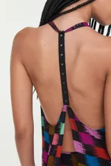 Top halter de viscosa con estampado geométrico multicolor sobre base negra.