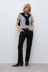 Pantalón de corte recto en color negro, con cierre frontal y bolsillos laterales. Diseño clásico de tiro medio.