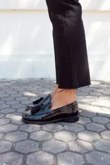 Mocasines negros charol con detalle de borlas en el empeine.