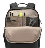 Mochila Columbia de diseño cuadrado y minimalista en color negro. Cuenta con compartimento principal con cierre, funda externa acolchada para laptop de hasta 13 pulgadas, bolsillos laterales y correas ajustables acolchadas. Fabricada con tecnología Omni-Shield que repele la humedad y manchas.