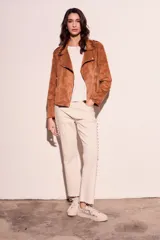 Campera marrón de gamuza sintética, estilo biker con cierre cruzado y cuello con solapas.