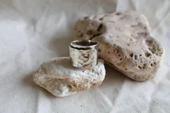 Anillo ancho de alpaca color plateado con textura martillada.