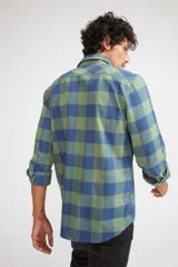 Camisa de viyela a cuadros color ladrillo, azul y blanco, de corte slim fit, manga larga, con bolsillo en el pecho y logo bordado.