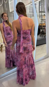 Vestido largo strapless de tul con estampado tie-dye en tonos rosado y violeta, con fruncidos laterales y pañuelo del mismo género para el cuello.