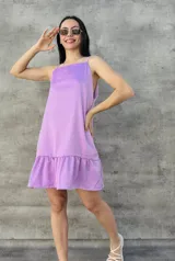 Vestido corto lila de satén con breteles finos y falda con volados.