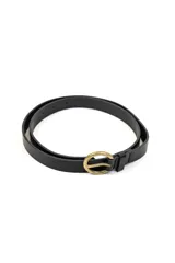Cinturón fino de cuero sintético negro con hebilla metálica dorada de diseño ovalado.