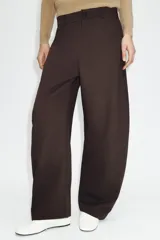 Pantalón de tiro alto con diseño tipo balloon, cintura con trabillas, bolsillos laterales y cierre frontal con cremallera y botón.