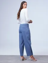 Pantalón de pierna amplia marca Zac & Rachel, confeccionado en tejido elastizado azul con estampado floral. Presenta bolsillos inclinados en la parte delantera, bolsillos simulados en la parte trasera, pretina con pasadores y botones.