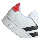 Championes Adidas Grand Court Alpha de hombre, color blanco con detalles en negro y rojo. Confeccionados con materiales reciclados. Inspirados en el tenis.