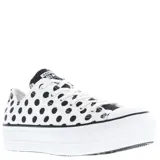 Championes Converse Chuck Taylor All Star Lift de plataforma, con diseño de lunares negros sobre fondo blanco. Presenta cordones blancos, puntera de goma y suela de plataforma elevada.