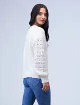 Buzo de lana color gris con mangas caladas.