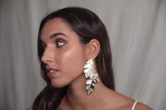 Aros colgantes plateados con forma de hojas.