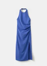 Vestido midi azul con cuello halter y silueta ajustada.