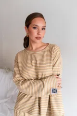 Conjunto de dos piezas de viscosa rayada en color azul marino y blanco, compuesto por un buzo de manga larga de corte holgado y un pantalón ancho tipo palazzo con cintura elástica.