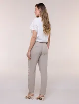 Pantalón de algodón color beige de corte recto, con pretina elastizada, cordón de ajuste y bolsillos laterales.