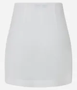 Short pollera corto de lino color blanco, con bolsillos laterales y cierre con cremallera lateral.