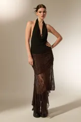 Falda midi de encaje color marrón con detalles de strass, diseño asimétrico con frunces laterales.