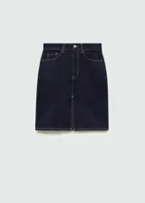 Falda corta de jean en color azul oscuro, con diseño entallado, cinco bolsillos, trabillas para cinturón y una abertura frontal en el bajo.