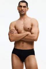 Pack de tres calzoncillos tipo slip de punto con stretch, cintura elástica y parte delantera forrada. Presentan costuras planas para mayor comodidad y tecnología Lycra Xtra Life para mantener la forma.