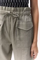 Pantalón cargo color gris topo de lino metalizado, con cintura alta elastizada y lazo de ajuste.