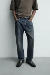 Pantalón jeans straight ankle fit de tiro medio, confeccionado en denim de algodón con efecto lavado. Presenta diseño de cinco bolsillos y cierre frontal con cremallera y botón.