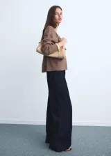 Jeans tiro alto de corte culotte y pierna ancha, en denim azul oscuro con bajo deshilachado, trabillas para cinto y bolsillos traseros.