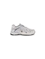 Championes de trail running Salomon modelo XT-Whisper, color gris claro con detalles plateados. Presentan un diseño técnico con malla transpirable, refuerzos sintéticos y sistema de cordones de ajuste rápido.