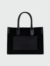 Cartera tote Balmain modelo B-Army Shopper Small, confeccionada en gamuza negra con detalles en cuero negro liso. Cuenta con doble asa superior, ribetes pespunteados y un parche frontal de cuero con el logotipo grabado en relieve.