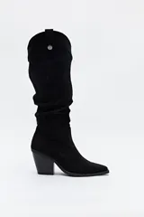 Bota texana de caña alta color negro, con punta fina y taco cuadrado.