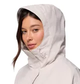 Campera impermeable Columbia modelo Hikebound II, color beige claro, con cuello alto, cierre frontal oculto y puños ajustables con velcro. Presenta el logo de la marca bordado en el pecho y tecnología Omni-Tech en la manga.