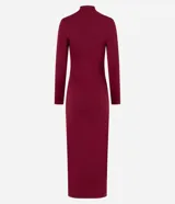 Vestido midi color bordó, de microfibra ligera, con cuello alto fruncido, manga larga, hombreras y detalle fruncido lateral.