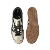 Championes Adidas modelo Samba OG, con diseño clásico de perfil bajo, parte superior de cuero en tono crema, icónicas tres tiras laterales en negro, refuerzo de gamuza en la puntera y suela de goma color caramelo.