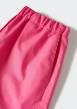 Short de tiro medio con cintura elástica, confeccionado en tejido ligero mezcla de algodón. Presenta un diseño corto con dos bolsillos laterales.