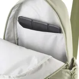 Mochila pequeña Puma HER Small color verde claro, con logo dorado bordado en el frente, bolsillo frontal con cierre, bolsillo lateral abierto, correas ajustables para los hombros y asa de mano en la parte superior.