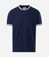 Remera de corte regular confeccionada en tejido de algodón texturizado, con cuello redondo y detalles de rayas contrastantes en cuello y mangas.