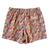 Short de baño con estampado botánico de hojas en tonos rojizos y azulados. Cuenta con cintura elástica con cordón ajustable, tres bolsillos y malla interior.