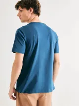 Camiseta de manga corta color rojo con cuello en V.