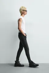 Jeans skinny cropped fit de corte ajustado y tiro medio, con diseño de cinco bolsillos y efecto lavado.