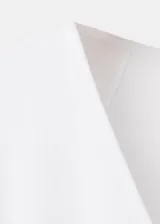 Camiseta blanca de algodón con cuello en V y mangas cortas de diseño holgado.