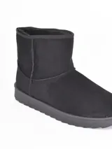 Bota de caña media color negro, con interior forrado en piel sintética y suela de goma antideslizante.