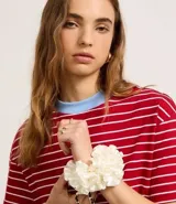 Remera de manga corta con rayas horizontales rojas y blancas, confeccionada en tejido malhão, con cuello redondo en color celeste.