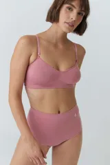 Soutien bralette color rosa viejo de microfibra sin costuras, con breteles regulables y espalda entera.