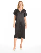 Vestido midi de satén negro con silueta holgada y fluida. Presenta escote en V profundo adornado con un delicado ribete de strass, mangas cortas amplias y una tabla central bajo el escote que aporta movimiento a la prenda.