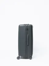 Valija de viaje rígida de 24 pulgadas en color gris oscuro con diseño de líneas diagonales en relieve. Cuenta con cuatro ruedas con giro de 360°, asa telescópica ajustable, asa de mano lateral y sistema de seguridad con combinación.