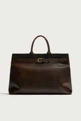 Bolso de mano de piel marrón oscuro de alta calidad con detalle de cinturón decorativo con hebilla metálica dorada y dos asas cortas.