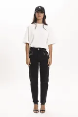 Remera blanca de manga corta y corte holgado, con cuello redondo.