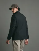 Saco sport de corte clásico, con cuello de solapa, cierre frontal de dos botones y bolsillos de ribete laterales.