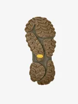 Botín de trekking color verde militar, confeccionado en piel vacuna y tejido de poliéster reciclado con membrana GORE-TEX. Cuenta con plantilla reciclada OrthoLite y suela Vibram Ecostep.