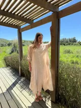 Vestido camisero amplio y largo color beige, fabricado en Italia, con botones de nácar y bolsillos laterales.